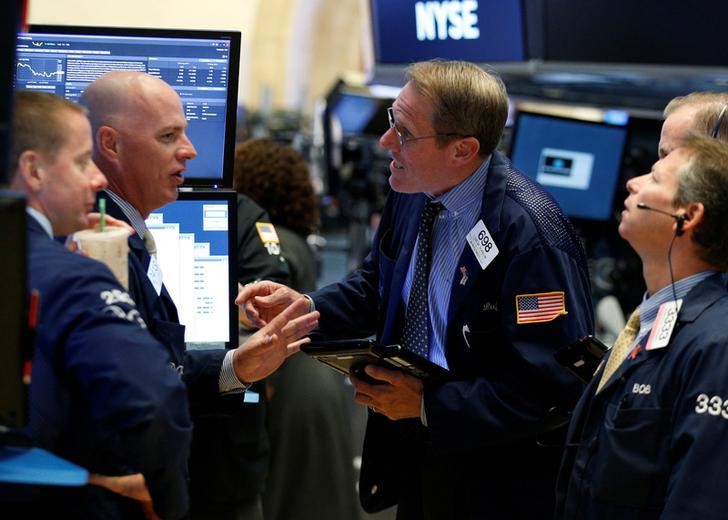 © Reuters. FILE PHOTO - Traders work on the floor of the NYSE in New York