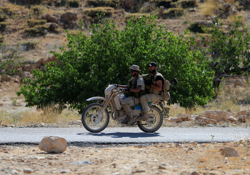 © Reuters. Hezbollah fighters are seen in Jroud Arsal