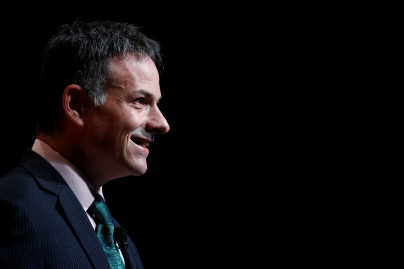 © Reuters. David Einhorn speaks at the Sohn Investment Conference in New York