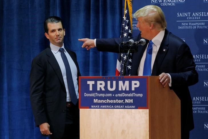 © Reuters. FILE PHOTO: Then U.S. Republican presidential candidate Donald Trump welcomes his son Don Jr. to the stage in Manchester