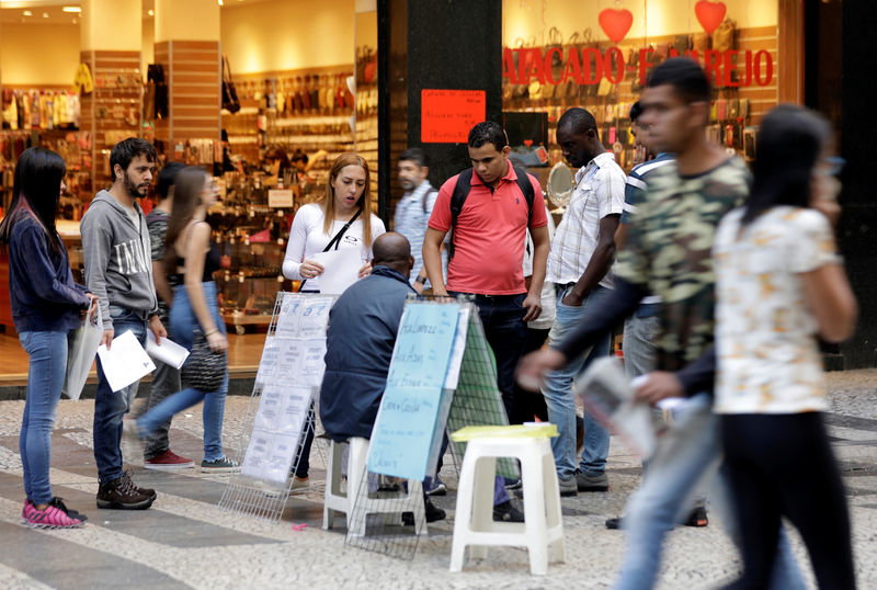 © Reuters. Pessoas olham anúncios de emprego em rua no centro de São Paulo, Brasil