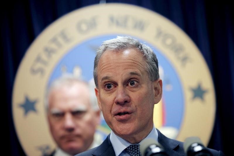 © Reuters. New York Attorney General Eric Schneiderman speaks at a news conference with other U.S. State Attorney's General to announce a state-based effort to combat climate change in the Manhattan borough of New York City