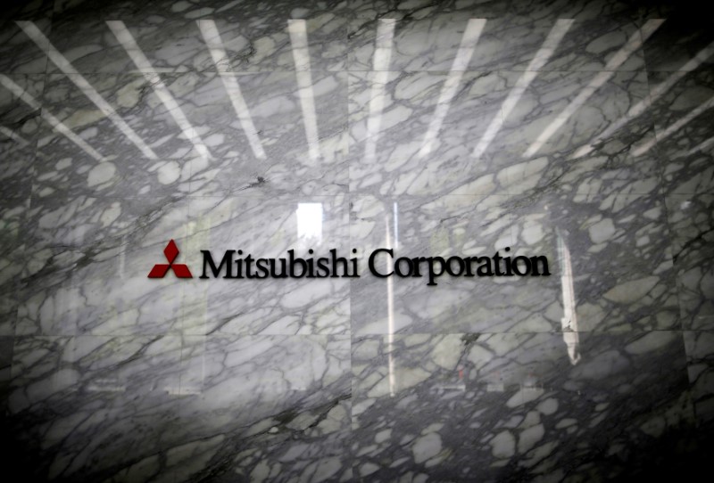 © Reuters. FILE PHOTO: The logo of Mitsubishi Corporation is displayed at the entrance of the company headquarters building in Tokyo