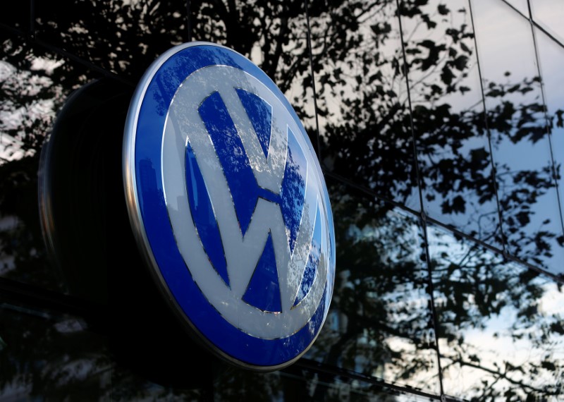 © Reuters. The logo of German car maker Volkswagen is seen outside a garage in Vienna