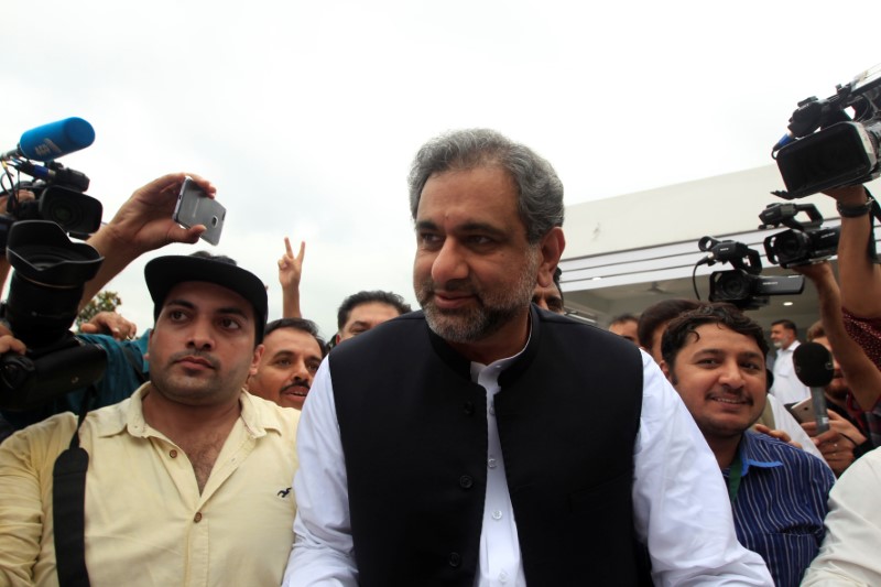 © Reuters. Pakistan's former Petroleum Minister and Prime Minister designate Shahid Khaqan Abbasi arrives to attend the National Assembly session in Islamabad