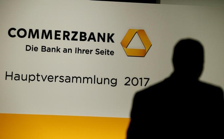 © Reuters. Логотип Commerzbank на ежегодном собрании акционеров во Франкфурте-на-Майне