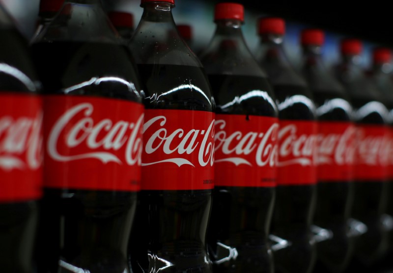 © Reuters. FILE PHOTO: Coca-cola soda is shown on display during a preview of a new Walmart Super Center prior to its opening in Compton, California,