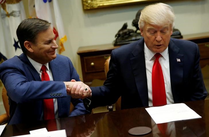 © Reuters. U.S. President Trump greets National Association of Manufacturers CEO Timmons during their meeting at the White House in Washington