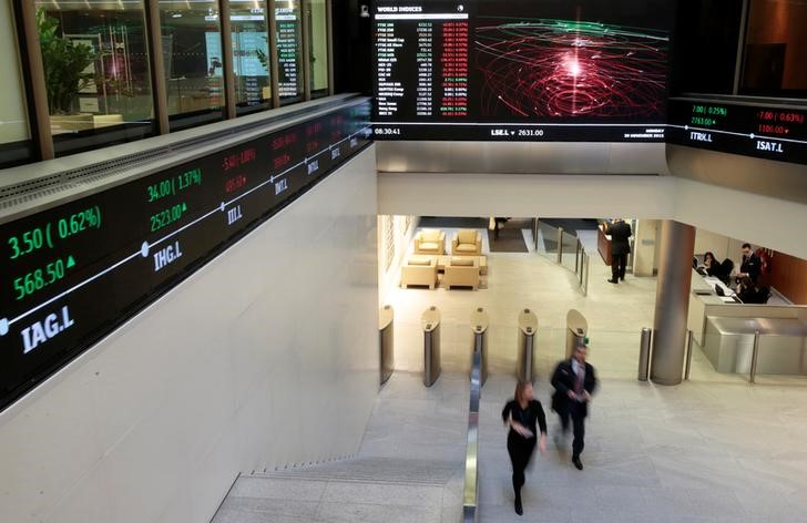 © Reuters. FILE PHOTO: People walk through the lobby of the London Stock Exchange in London