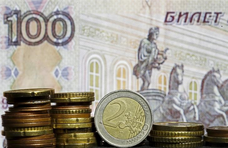 © Reuters. Монеты валюты евро и рублевая купюра в Зенице