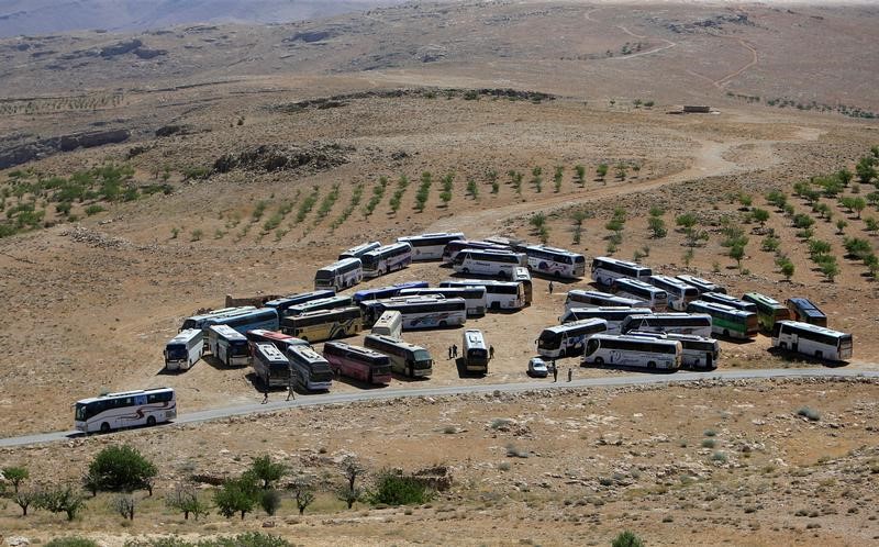 © Reuters. مصدر أمني والمنار: حافلات تقل سوريين تغادر مخيمات بمنطقة حدودية لبنانية