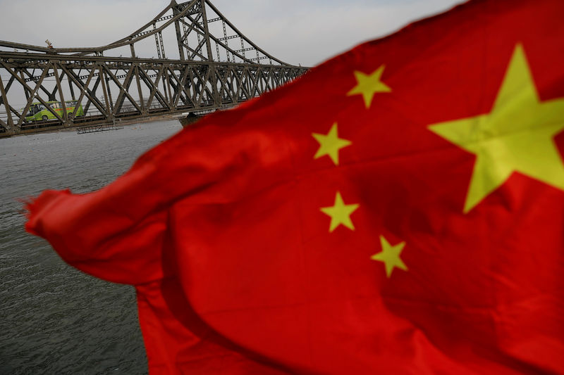 © Reuters. FILE PHOTO - A Chinese flag is seen in front of the Friendship bridge over the Yalu River connecting the North Korean town of Sinuiju and Dandong in China