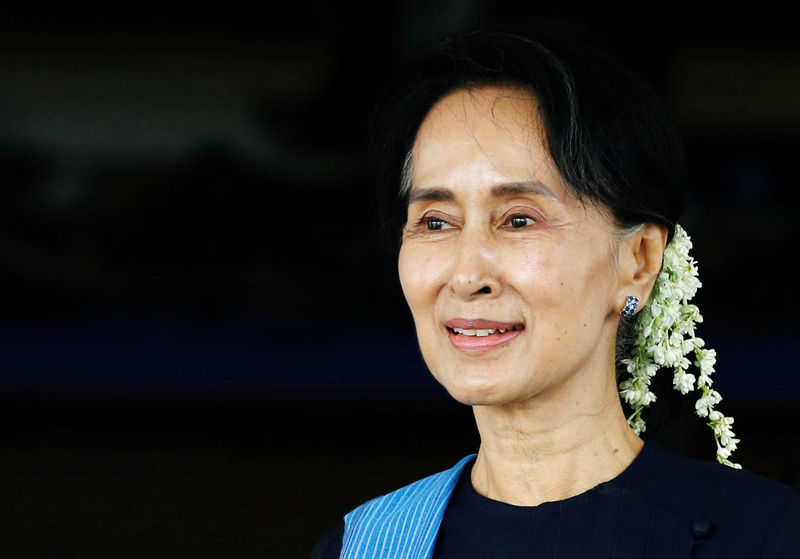 © Reuters. Myanmar's Foreign Minister Aung San Suu Kyi smiles after a meeting with Norway's Foreign Minister Borge Brende at Myanmar's Foreign Ministry in Naypyitaw