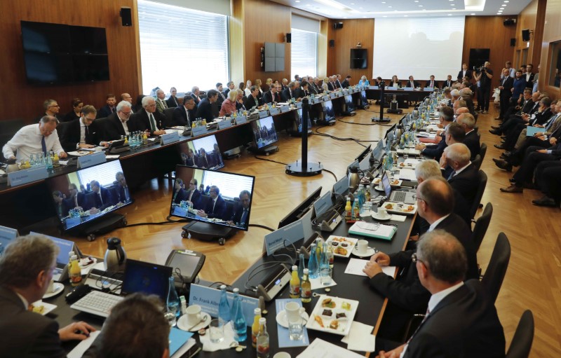 © Reuters. German federal ministers and German car maker executives meet in Berlin