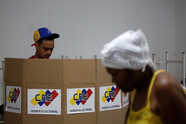 © Reuters. Homem vota durante eleição da Assembleia Constituinte da Venezuela, em Caracas