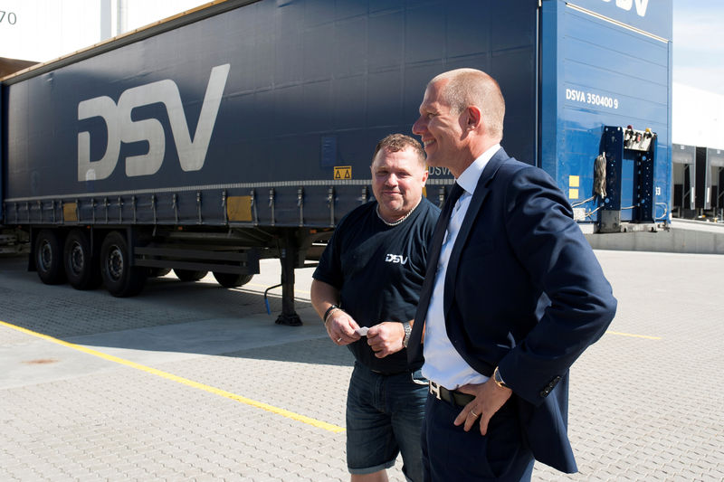 © Reuters. FILE PHOTO: DSV CEO Andersen talks to a truck driver at the company headquarters outside Copenhagen