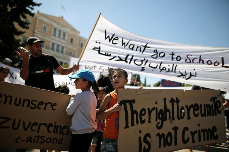 © Reuters. سوريون عالقون في اليونان يحتجون أمام السفارة الألمانية للم شملهم مع ذويهم