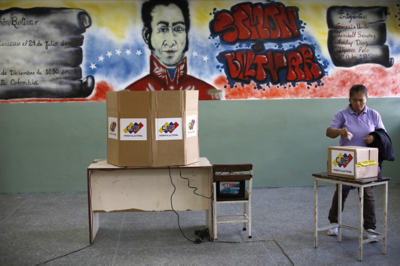 © Reuters. Mulher vota durante eleição de Assembleia Constituinte em Caracas, na Venezuela