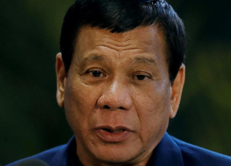 © Reuters. الرئيس الفلبيني يطلب من الكونجرس 20 ألف جندي إضافي لمواجهة المتطرفين