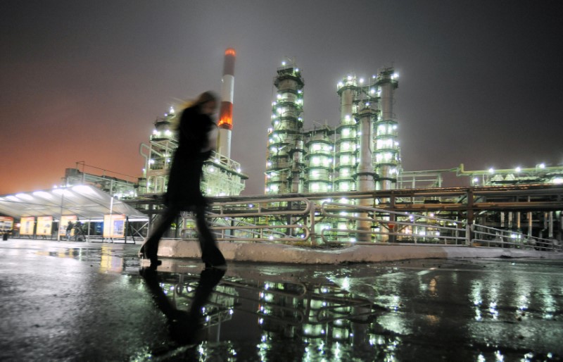 © Reuters. A man walks in front of Novokuibyshevsk refinery near the city of Samara