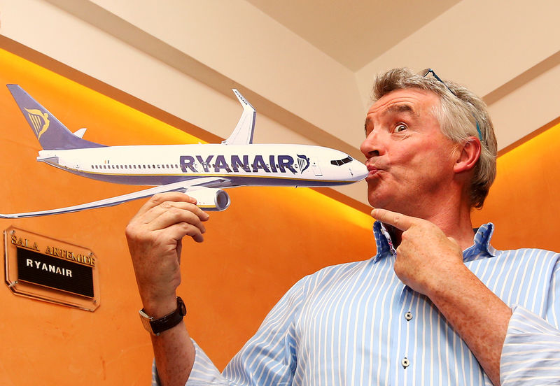 © Reuters. FILE PHOTO:Ryanair CEO Michael O'Leary poses following a news conference in Rome