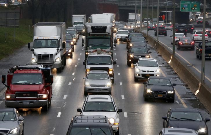 © Reuters. Vehicles are seen driving in traffic on the Long Island Expressway in the Queens borough of New York