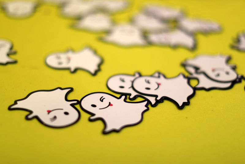 © Reuters. FILE PHOTO: The logo of messaging app Snapchat is seen at a booth at TechFair LA, a technology job fair, in Los Angeles