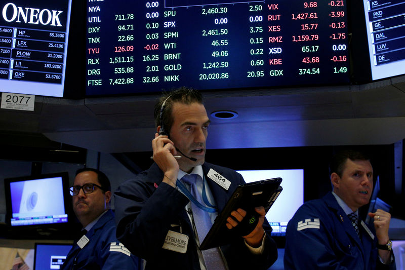 © Reuters. FILE PHOTO: Traders work on the floor of the NYSE in New York