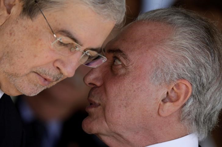 © Reuters. Ministro da Secretaria de Governo, Antonio Imbassahy, conversa com o presidente Michel Temer durante cerimônia em Brasília