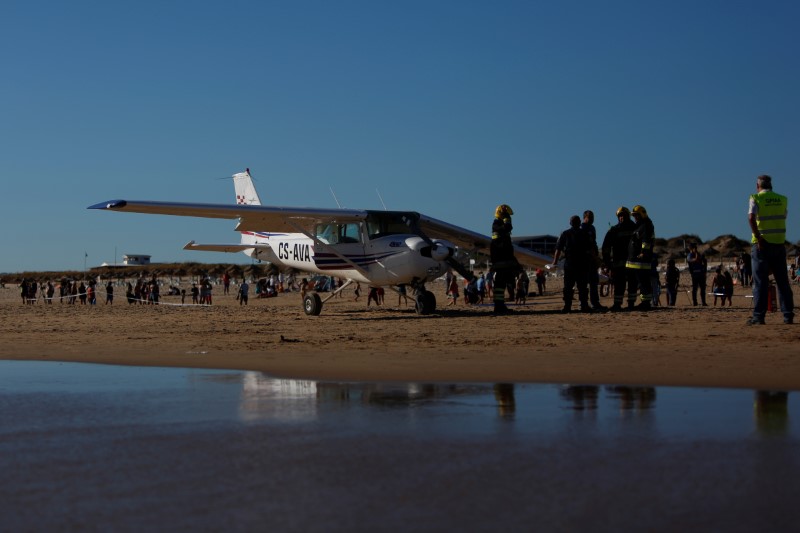 © Reuters. Avião que fez pouso de emergência em praia perto de Lisboa, matando duas pessoas