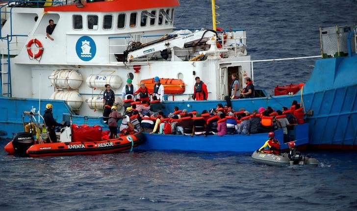 © Reuters. Imigrantes são resgatados na costa da Líbia