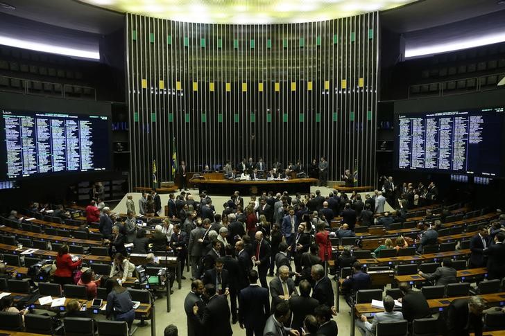 © Reuters. Visão geral do plenário da Câmara dos Deputados durante votação sobre denúncia contra o presidente brasileiro Michel Temer