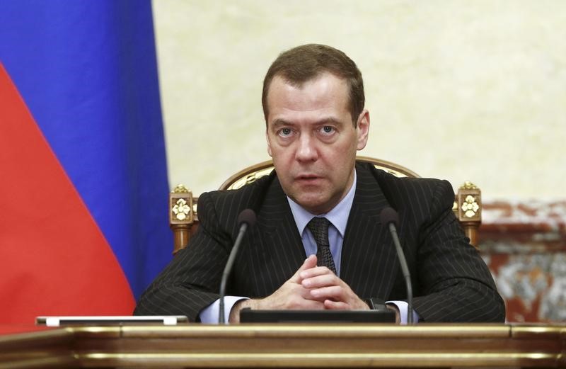 © Reuters. Russian Prime Minister Medvedev chairs a meeting with members of the government in Moscow