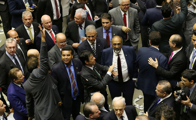 © Reuters. Deputados durante votação de denúncia contra presidente Michel Temer na Câmara dos Deputados