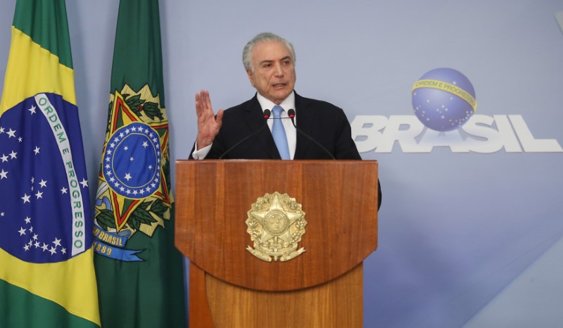 © Reuters. Brazil's President Michel Temer delivers a speech after deputies of the lower chamber of Brazil's Congress voted to reject a corruption charge against him at the Planalto Palace in Brasilia