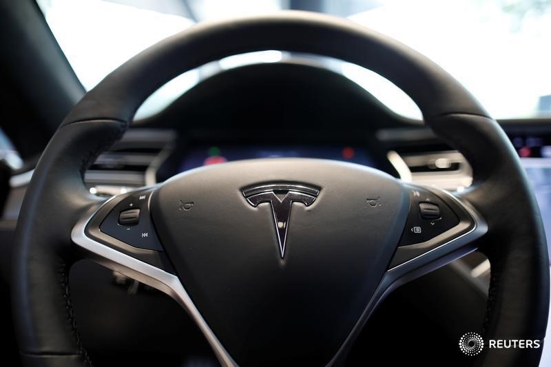 © Reuters. Demanda por su nuevo Modelo 3 y mayores ingresos impulsan las acciones de Tesla