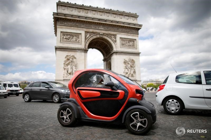 © Reuters. A Twizy electric car by French car manufacturer Renault, drives past the Arc de Triomphe in Paris