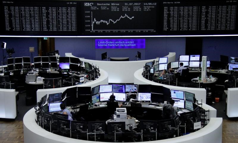 © Reuters. Las bolsas europeas abren a la baja lastradas por sector bancario y energético