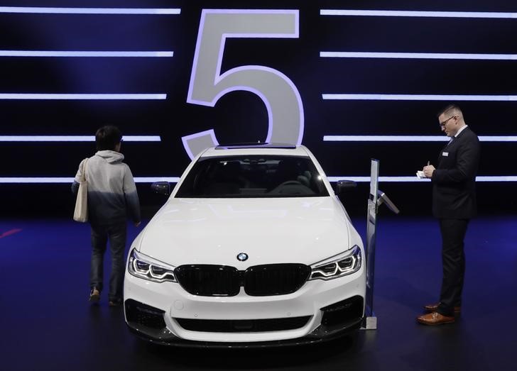 © Reuters. Седан BMW 540i 2017 года на международной выставке в Нью-Йорке