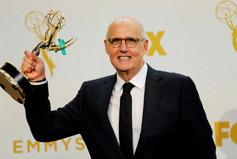 © Reuters. FILE PHOTO - Jeffrey Tambor poses with his award during the 67th Primetime Emmy Awards in Los Angeles