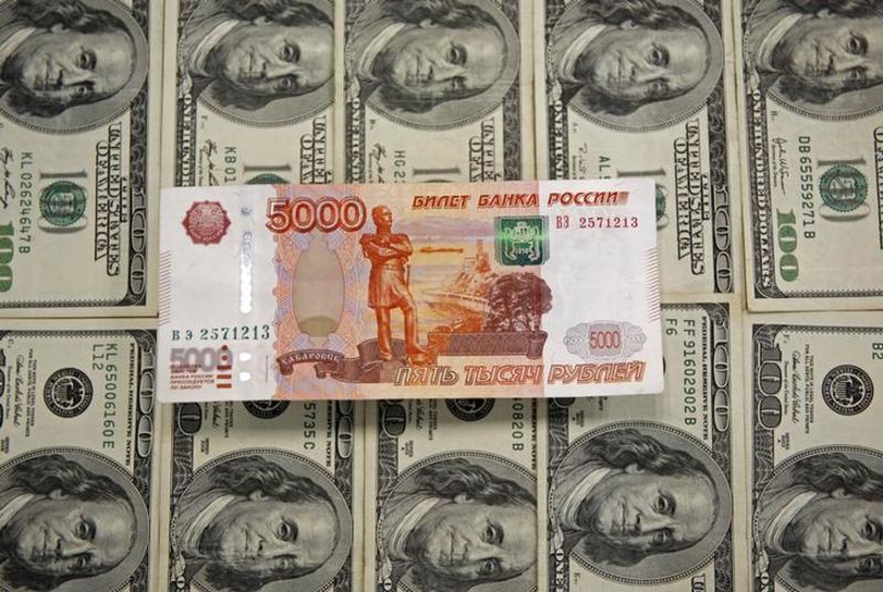© Reuters. Рублевые и долларовые купюры в Сараево