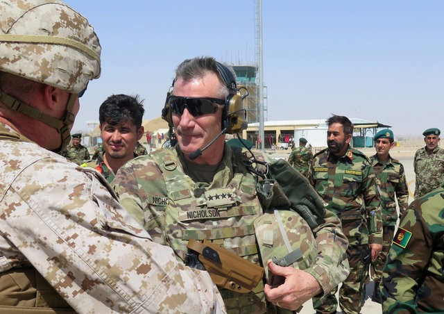 © Reuters. FILE PHOTO: U.S. Army General John Nicholson, commander of Resolute Support forces and U.S. forces in Afghanistan, arrives during a transfer of authority ceremony at Shorab camp