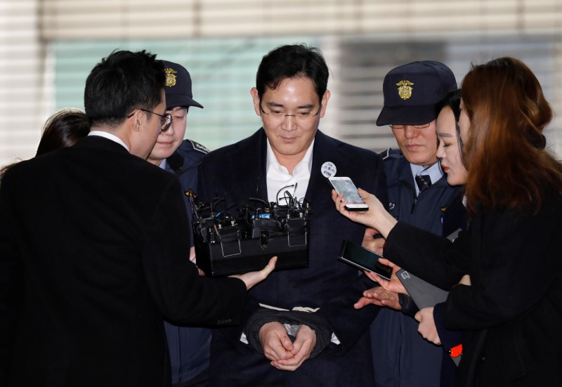 © Reuters. Samsung Group chief, Jay Y. Lee arrives at the office of the independent counsel team in Seoul