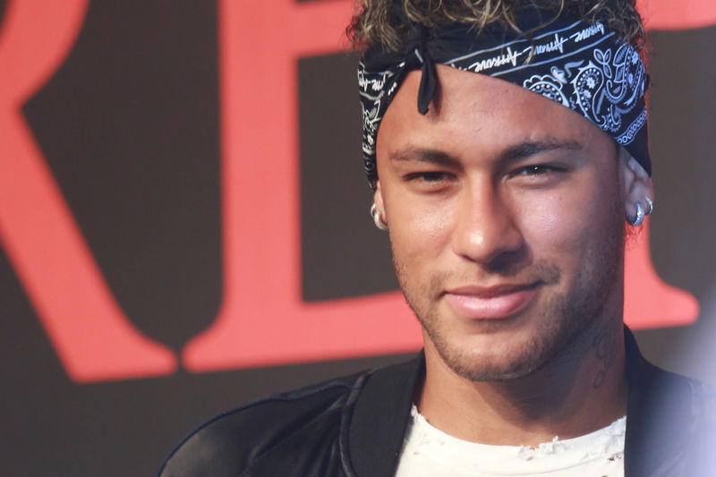 © Reuters. El presidente francés, encantado con el inminente traspaso récord de Neymar