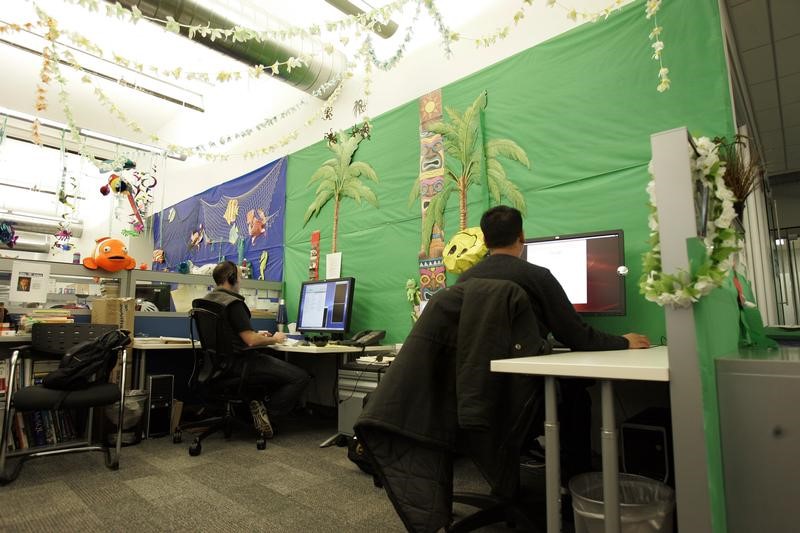 © Reuters. Employees work at desks at the New York City offices of Google