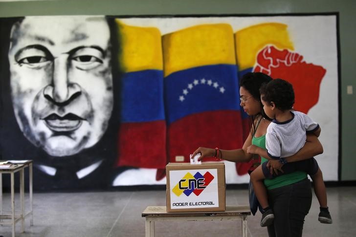 © Reuters. Mulher deposita voto durante eleição da Assembleia Constituinte em Caracas