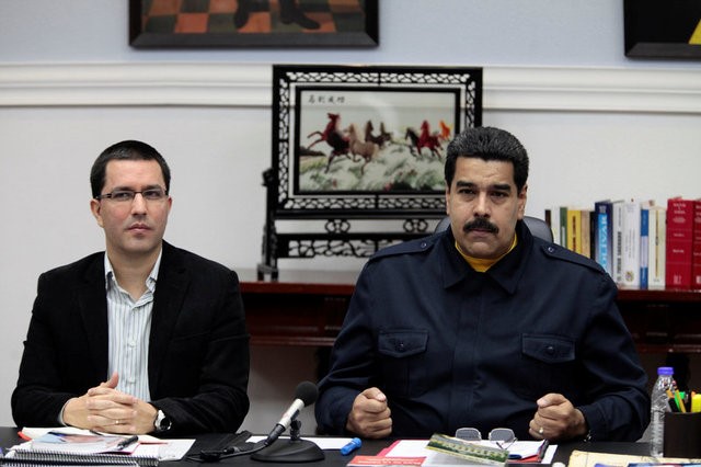 © Reuters. Presidente venezuelano, Nicolás Maduro, ao lado do novo chanceler do país, Jorge Arreaza