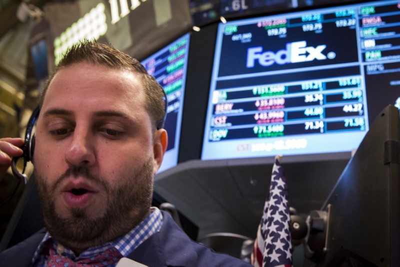 © Reuters. A trader works by the post that trades FedEx on the floor of the New York Stock Exchange