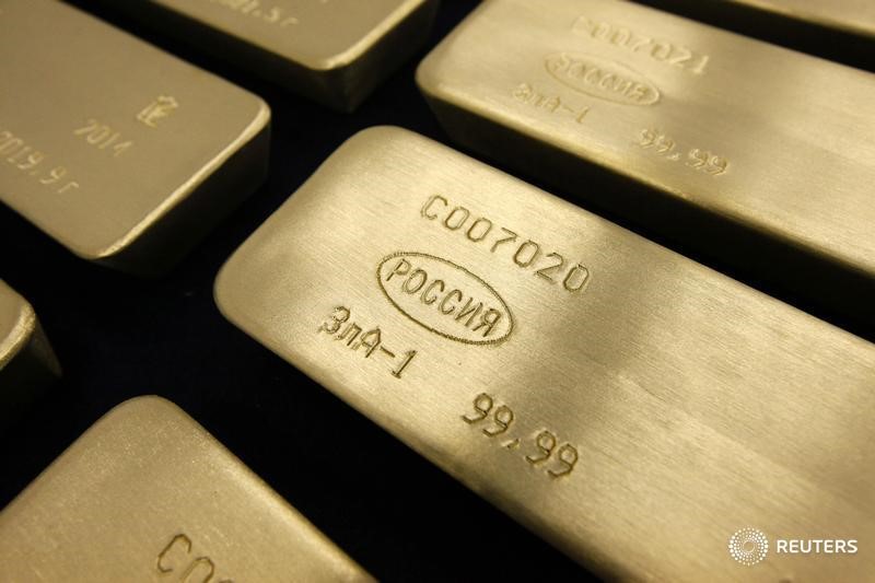 © Reuters. Слитки золота на заводе Красцветмет в Красноярске