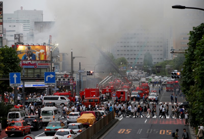 © Reuters. Bombeiros combatem incêndio em mercado de peixes de Tóquio